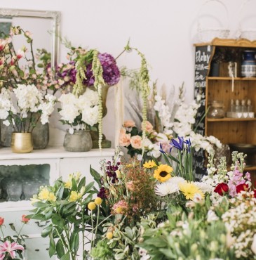 What are the key benefits of purchasing from an online florist?