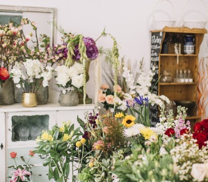 What are the key benefits of purchasing from an online florist?