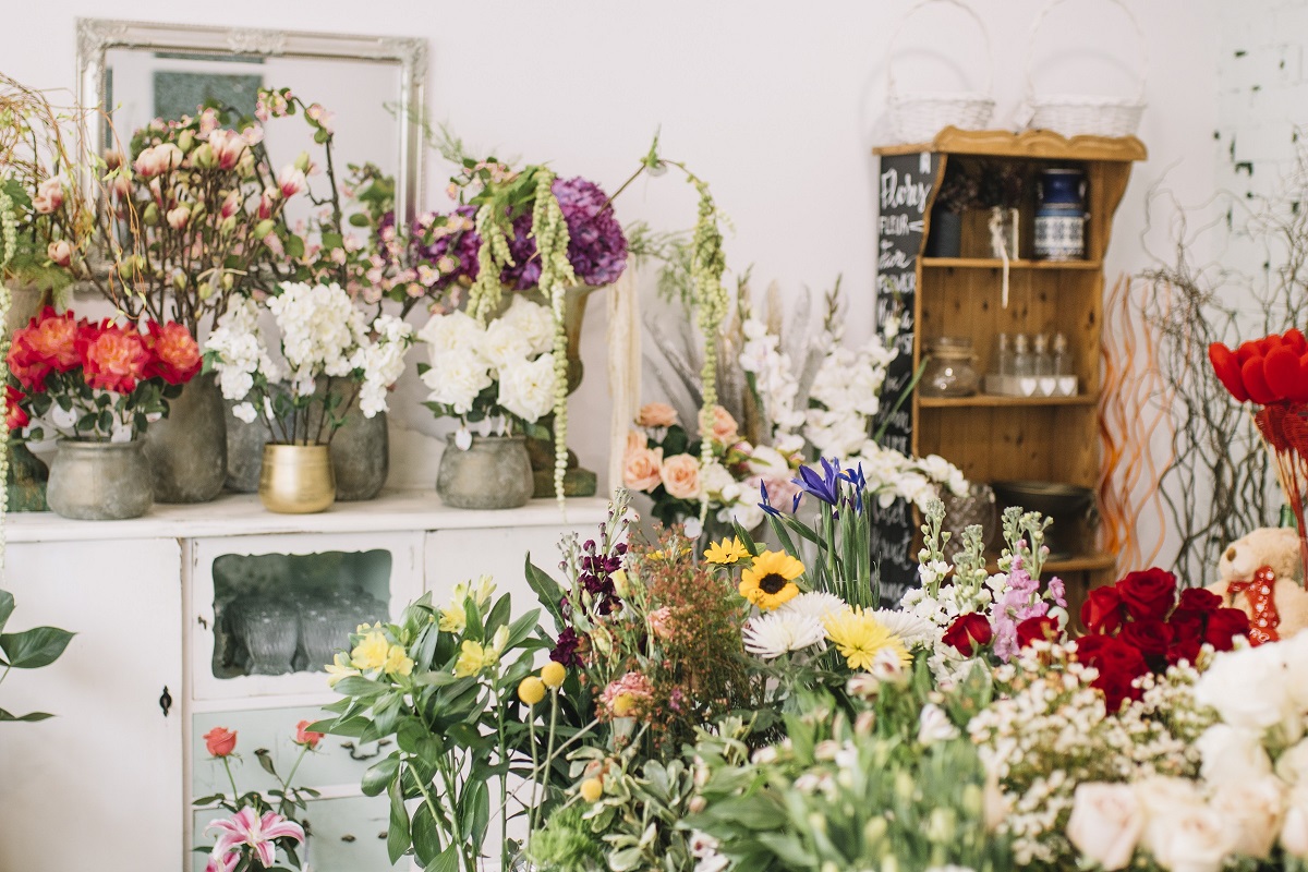 What are the key benefits of purchasing from an online florist?